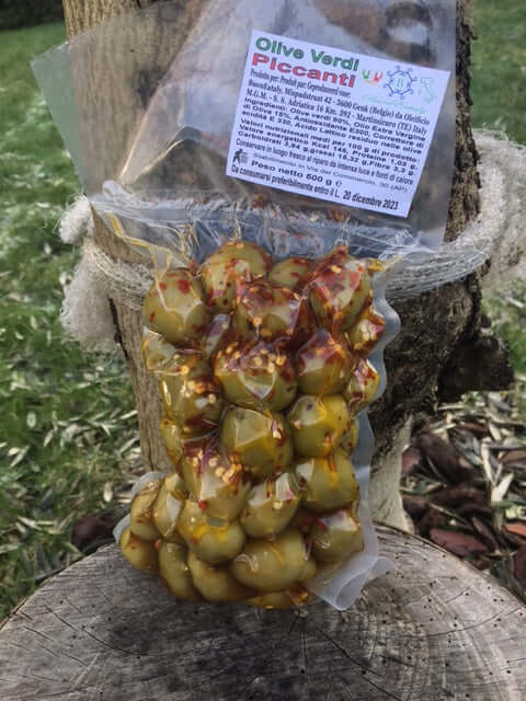 pikante olijven in extra vergine olijfolie